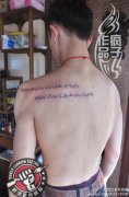 后背文字纹身作品由武汉专业纹身店打造