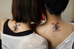 一款背部情侣风车文身图案由武汉纹身店推荐