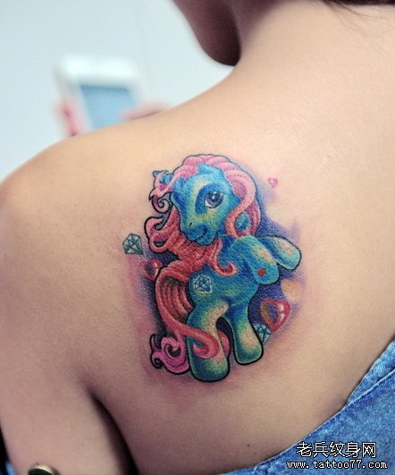 一款女性肩部独角兽tattoo图案由武汉tattoo网推荐