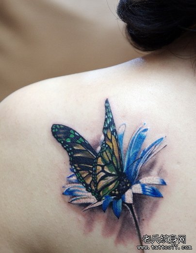 武汉最好的tattoo店推荐一款女性肩部蝴蝶花tattoo图案