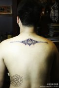 武汉纹身师喻迪打造的后背玛雅图腾纹身作品