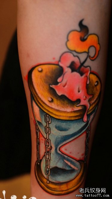 武汉最好的纹身店推荐一款脚部沙漏tattoo图案