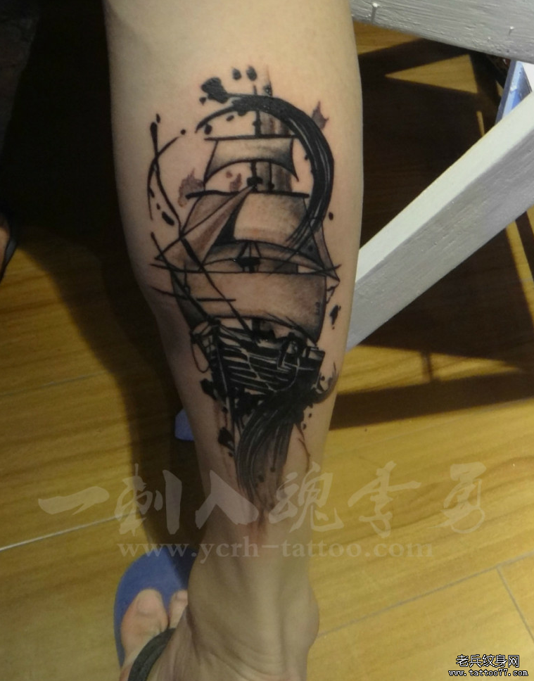 一款小腿帆船tattoo图案由武汉最好的纹身店推荐
