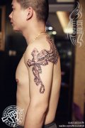 后背翅膀十字架纹身作品由武汉纹身店打造
