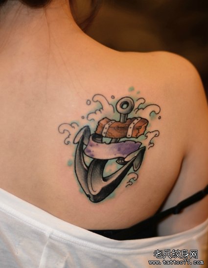 一款女性肩部船锚tattoo图案由武汉tattoo店推荐