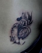 一款腰部字母文身图案由武汉最好的刺青店推荐