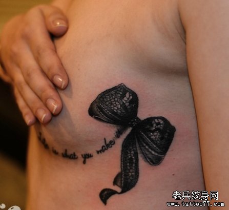 武汉纹身店推荐一款女性胸部蝴蝶结字母tattoo图案