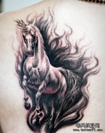 一款背部马tattoo图案由武汉纹身店推荐