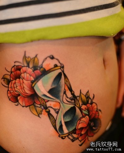 一款女性侧腰彩色沙漏tattoo图案由武汉最好的tattoo网推荐