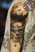 武汉纹身店打造的欧美骷髅纹身作品遮盖大臂图腾臂环纹身图案