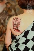 后背水墨莲花鲤鱼纹身作品由武汉专业纹身店打造