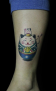 小腿招财猫纹身图案由武汉最好的刺青店推荐