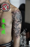 大臂传统凤凰鲤鱼纹身作品遮盖失败纹身图案未完成效果
