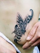 一款女性侧腰纹身图案由武汉纹身店推荐