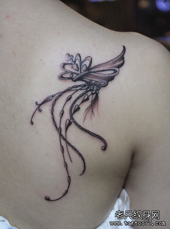 武汉最好的tattoo店推荐一款背部藤蔓纹身图案
