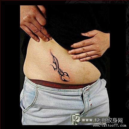 不错的男人腹部蝎子图腾纹身图案