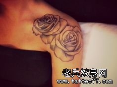 一款肩部玫瑰花纹身图案由武汉纹身店推荐