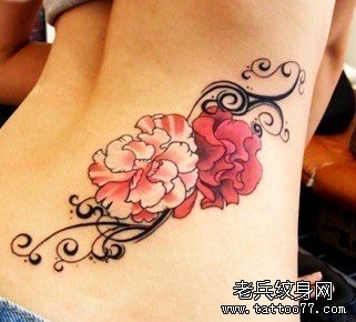 武汉最好的纹身网推荐一款女性侧腰彩色花纹身图案