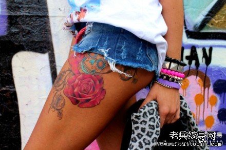 一款女性腿部彩色玫瑰花纹身图案由武汉纹身店推荐