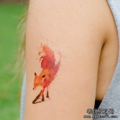 一款胳膊彩色狐狸纹身图案由武汉纹身店推荐