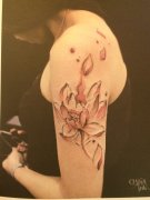 一款女性胳膊彩色莲花纹身图案由武汉文身店推荐