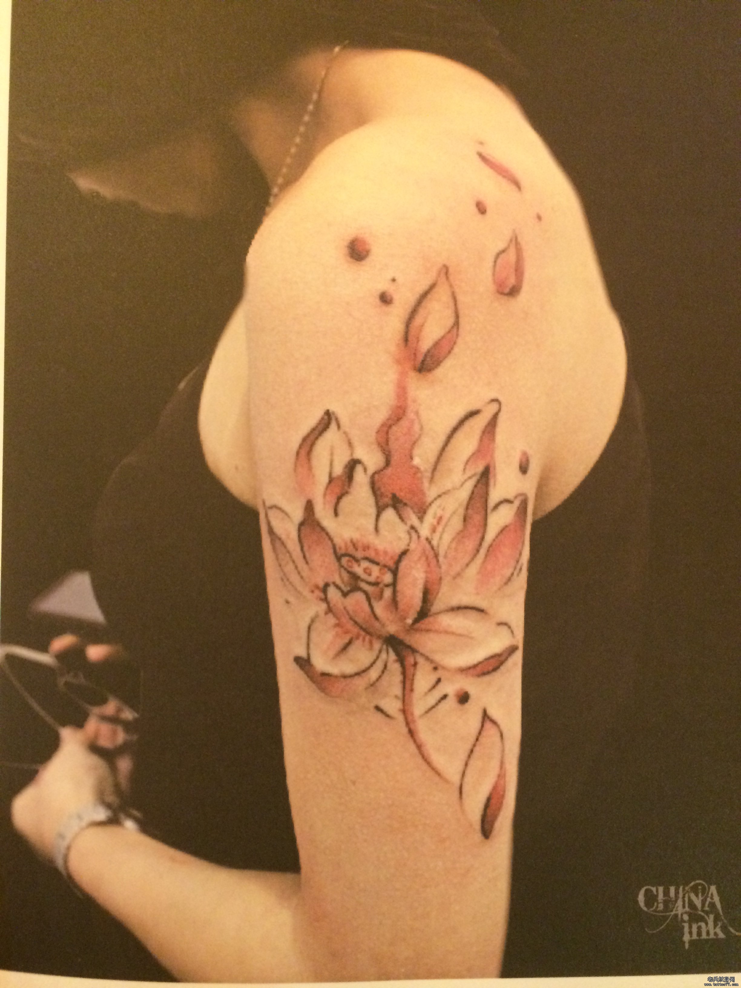 一款女性胳膊彩色莲花纹身图案由武汉tattoo店推荐