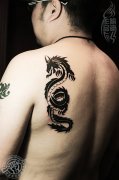 后背图腾龙纹身作品及含义