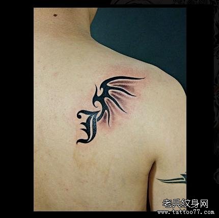 男人背部个性翅膀图腾纹身图案