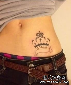 一款女性侧腰皇冠纹身图案由武汉纹身店推荐