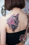 超唯美的美女后背骷髅玫瑰链珠纹身作品