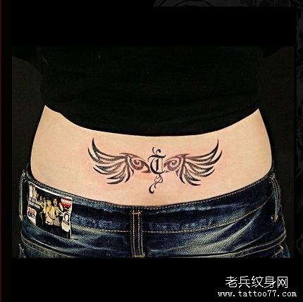 女性腰部翅膀英文字图腾纹身图案