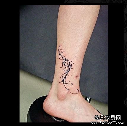 女性脚部飘逸花腾纹身图案