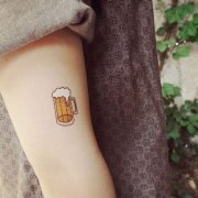 一款手臂啤酒杯纹身图案由武汉纹身店推荐