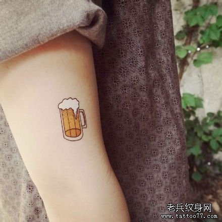 一款手臂啤酒杯纹身图案由武汉纹身店推荐