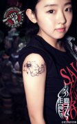 小清新美女顾客自己设计的花卉图案由疯子纹身师打造