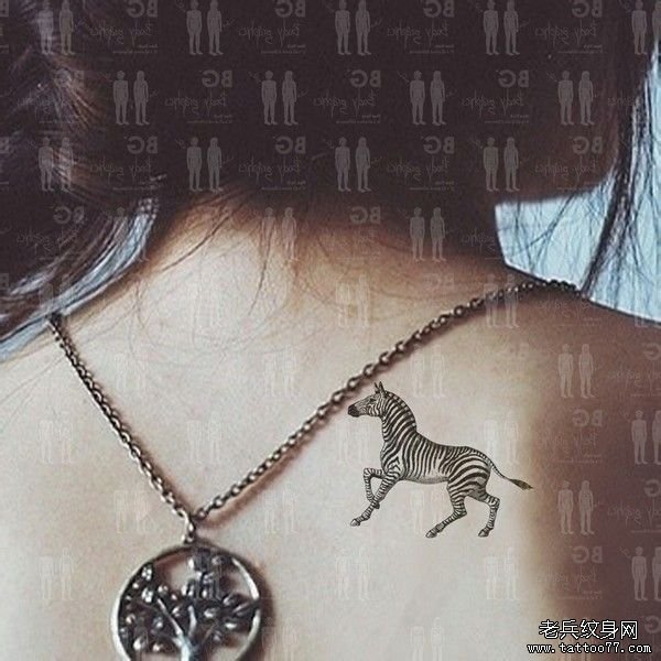 一款女性背部斑马纹身图案由武汉最好的纹身店推荐