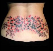 一款女性腰部彩色花纹身图案由纹身店推荐