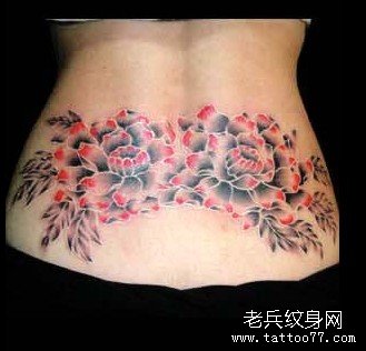 一款女性腰部彩色花纹身图案由纹身店推荐