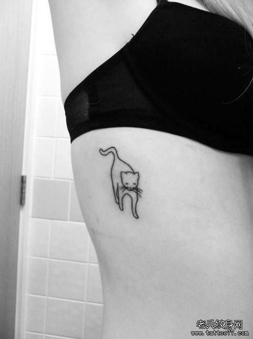 一款女性腰部猫咪纹身图案由武汉纹身店推荐