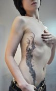 女性腰部藤蔓纹身图案由武汉最好的刺青店推荐