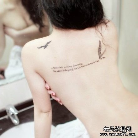 一款性感女性背部羽毛字母纹身图案由武汉纹身店推荐