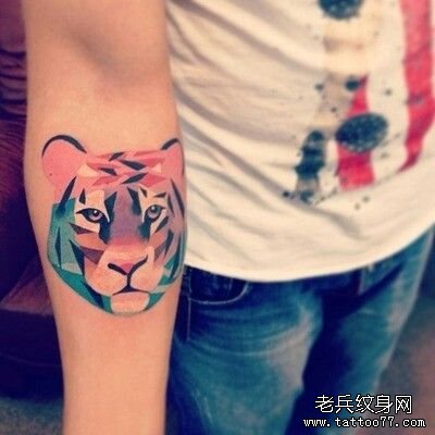 武汉最好的纹身店推荐一款小臂彩色老虎纹身图案