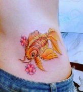 一款女性腰部彩色金鱼纹身图案由武汉纹身店推荐