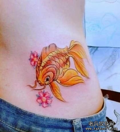 一款女性腰部彩色金鱼纹身图案由武汉纹身店推荐
