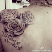 一款女性肩部玫瑰花字母纹身图案由武汉纹身网推荐