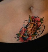武汉纹身店推荐一款女性腹部彩色花纹身图案