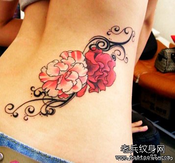 女性腰部性感花卉纹身图案由武汉最好的纹身店推荐