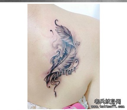 一款女性肩背羽毛纹身图案由武汉最好纹身店推荐