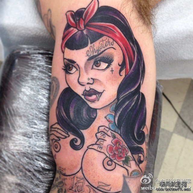 武汉最好的纹身网推荐一款手臂school女郎纹身图案