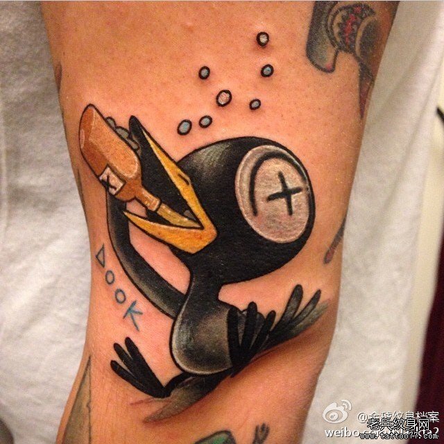 一款胳膊小黑鸭纹身图案由武汉纹身店推荐